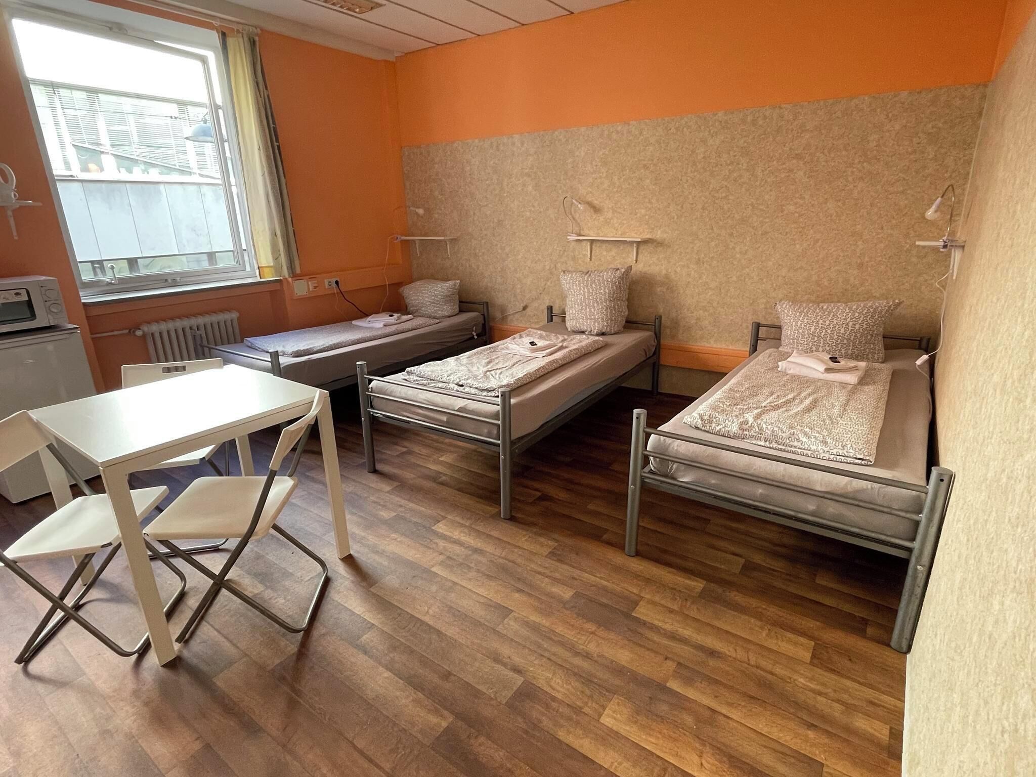 Habitación cuádruple | Mobiliario individual, tabla de planchar con plancha, wifi gratis