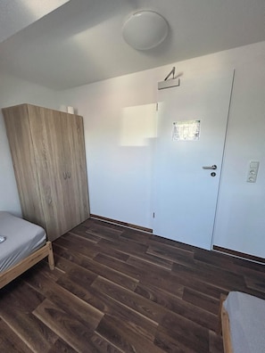 Zweibettzimmer (#411) | Individuell eingerichtet, Bügeleisen/Bügelbrett, kostenloses WLAN