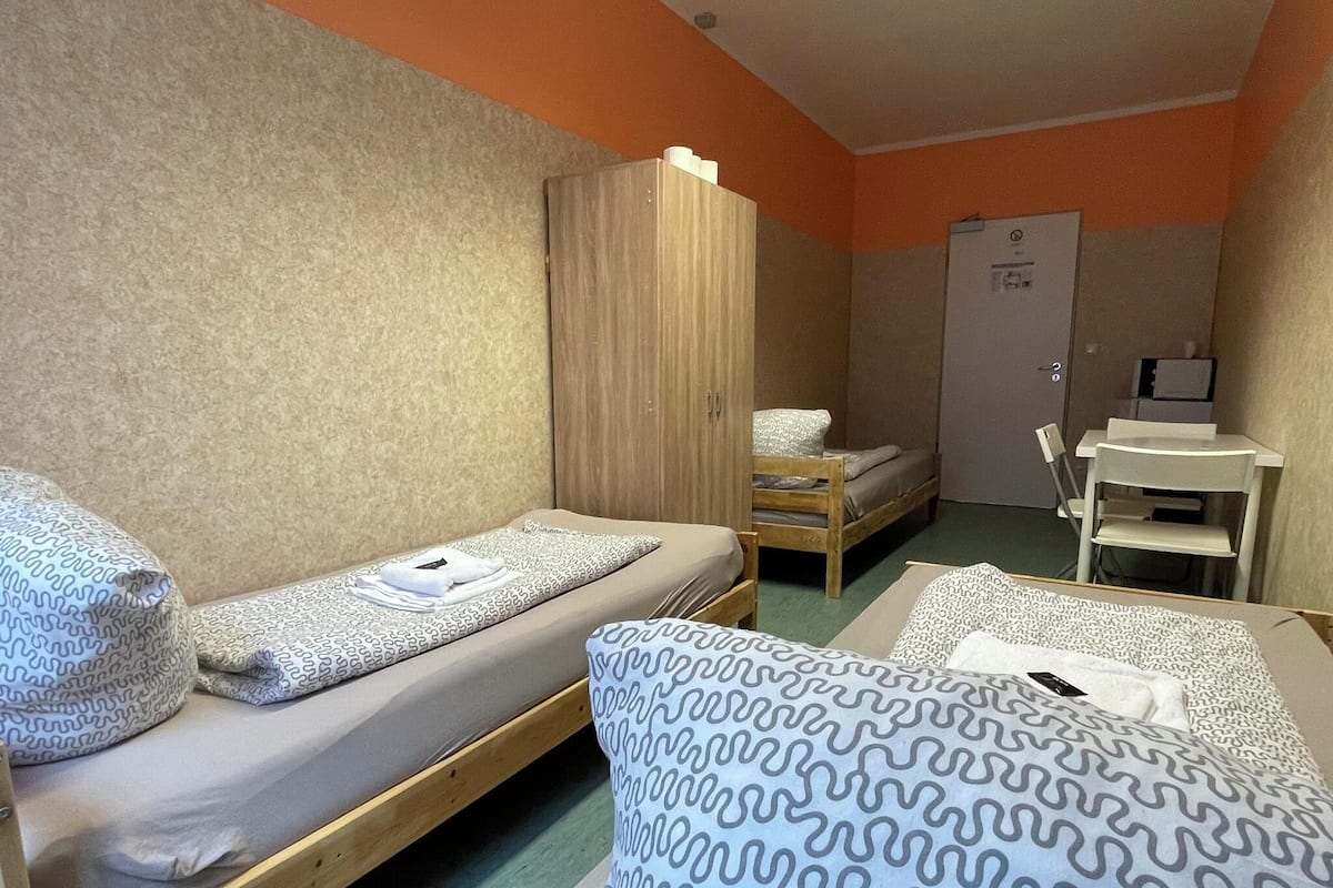 Quarto triplo | Individualmente mobiliados, ferros/tábuas de passar roupa