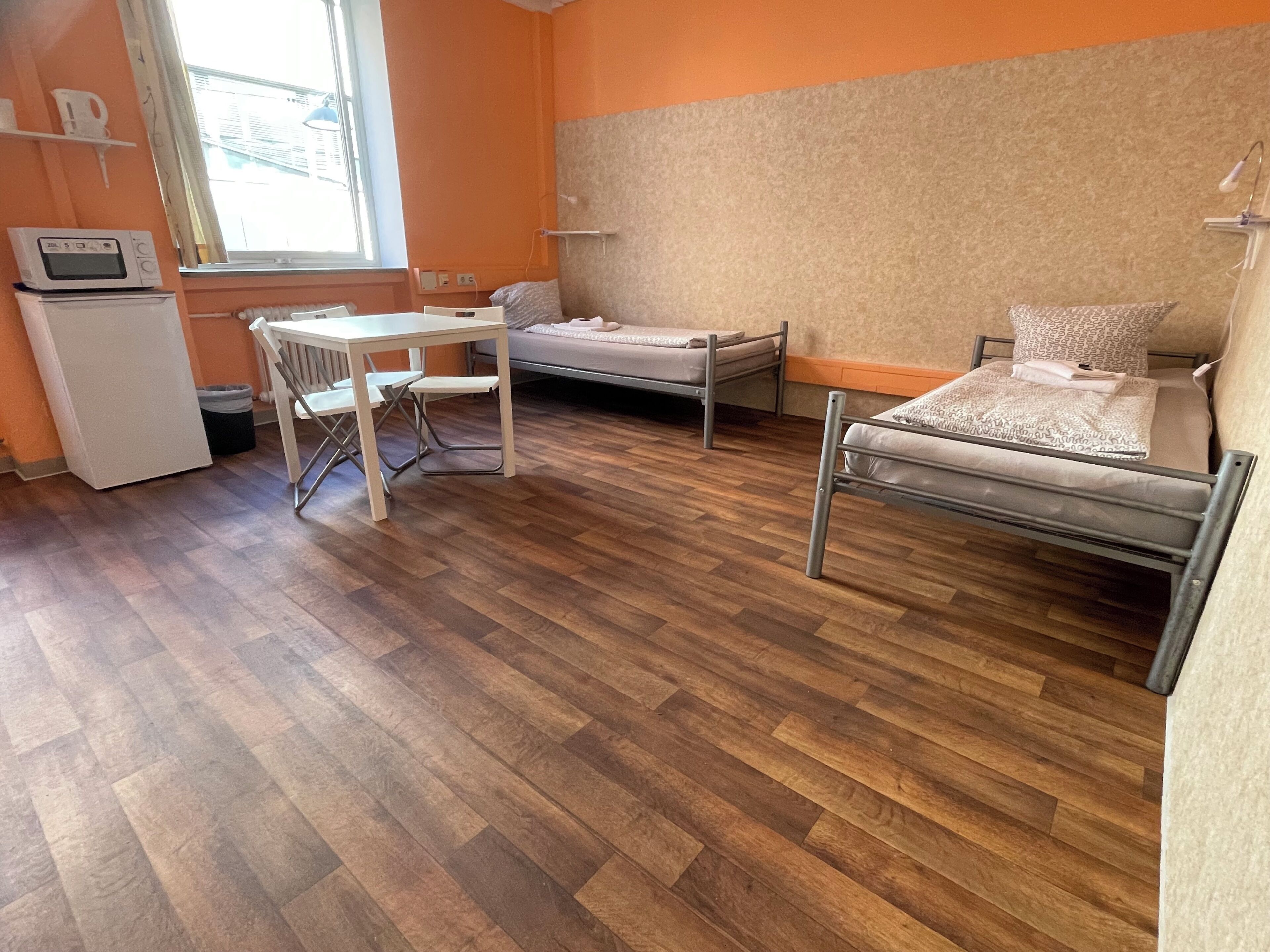 Muebles diferentes, tabla de planchar con plancha y wifi gratis 