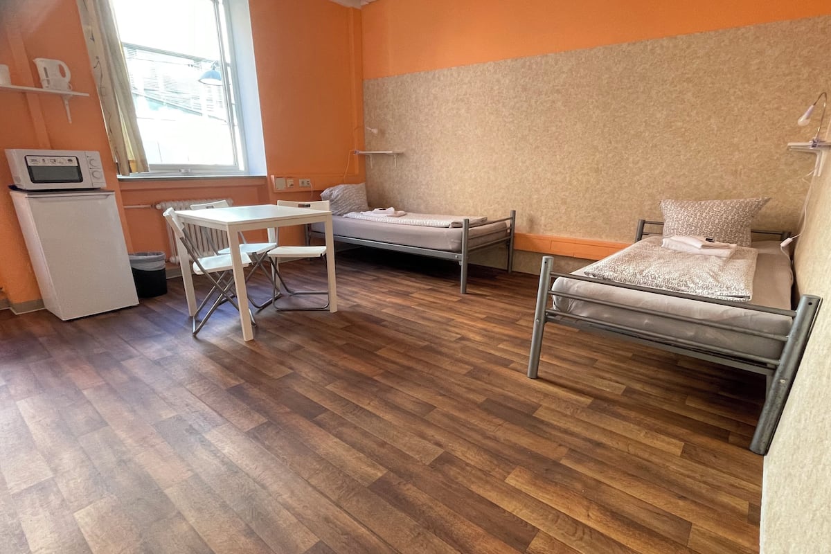 Muebles diferentes, tabla de planchar con plancha y wifi gratis