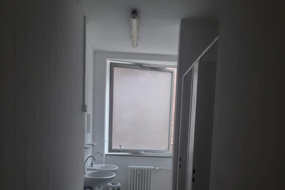 Baignoire, serviettes fournies, savon, papier toilette