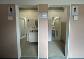 Serviettes fournies, savon, papier toilette