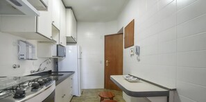 Frigorífico, microondas, horno y placa de cocina