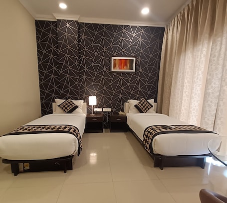 Deluxe Double or Twin Room, Balcony | Seterika/papan seterika, Wi-fi percuma
