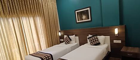 Habitación Deluxe con 1 cama doble o 2 individuales, balcón | Tabla de planchar con plancha y wifi gratis