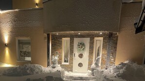 A snow-covered entrance with a door and steps leading to a building. - Spacious 5-bedroom villa with beautiful panoramic view!! (Buskerud)