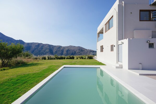 حمّام سباحة خارجي