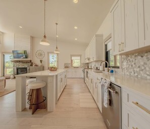 ثلاجة، ميكروويف، فرن، موقد طهي مسطح