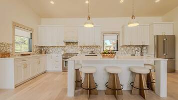 Jääkaappi, mikroaaltouuni, uuni, liesi