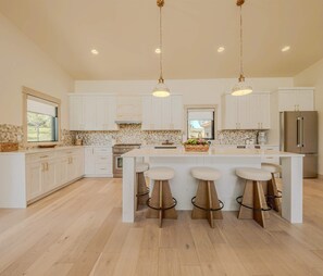 ثلاجة، ميكروويف، فرن، موقد طهي مسطح