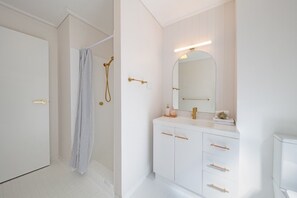 Een douche, een haardroger, handdoeken