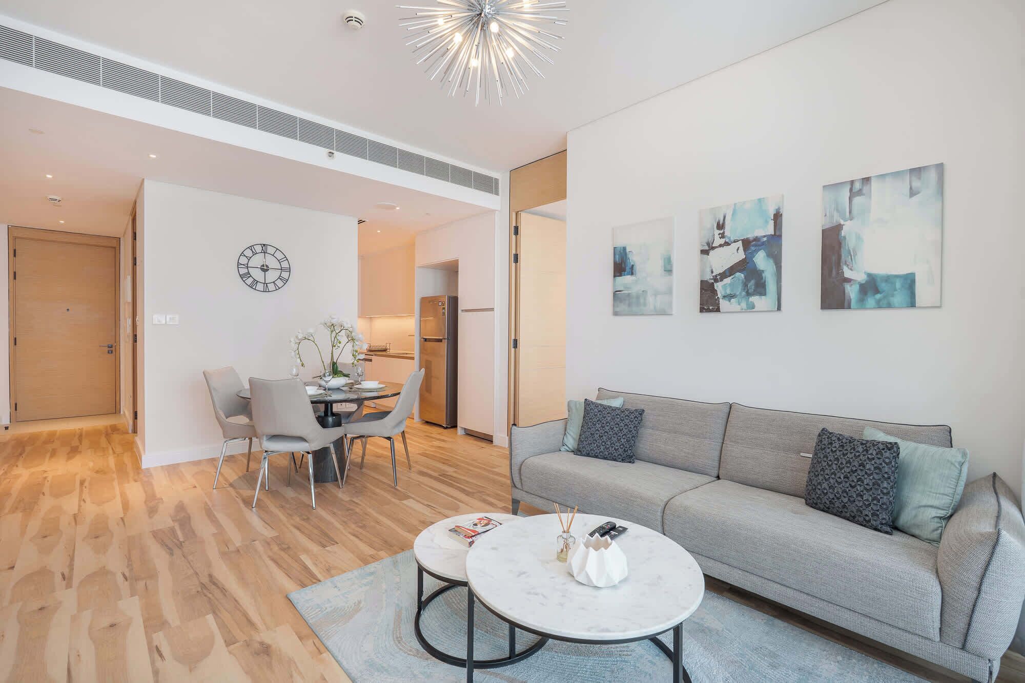 Een televisie en een kantoor