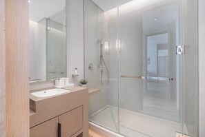 Dusche, Haartrockner, Handtücher