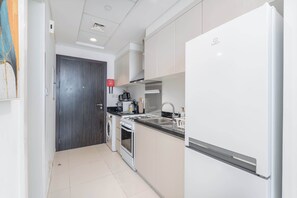 Geladeira, micro-ondas, fogão, cooktop