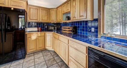 Cozy 3 BDR + Loft for 8 w/Mtn Views & Foosball!