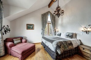 2 bedrooms, desk, iron/ironing board, WiFi