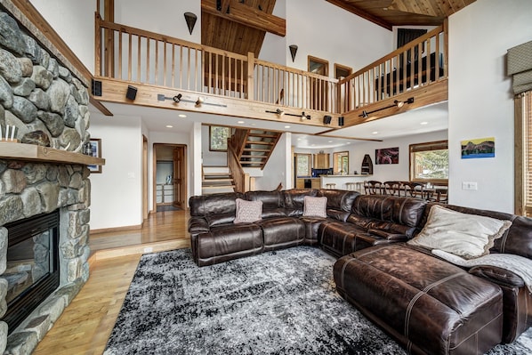 TV, fireplace, DVD player, offices - Cozy 2 BDR + Loft w/Mtn Views & Foosball! (Blue River)