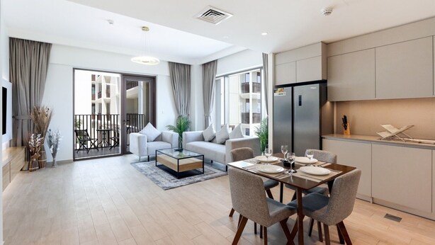 Um apartamento moderno com sala de estar, sala de jantar e cozinha.