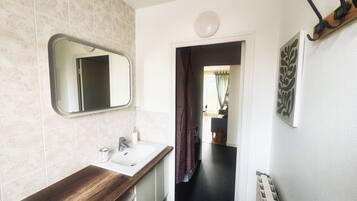 Douche, sèche-cheveux, serviettes fournies
