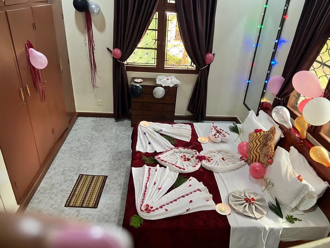 Memory foam-senger, safe på rommet og individuelt dekorert