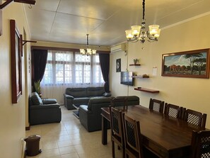كُتُب، شاشة كمبيوتر، طابعة