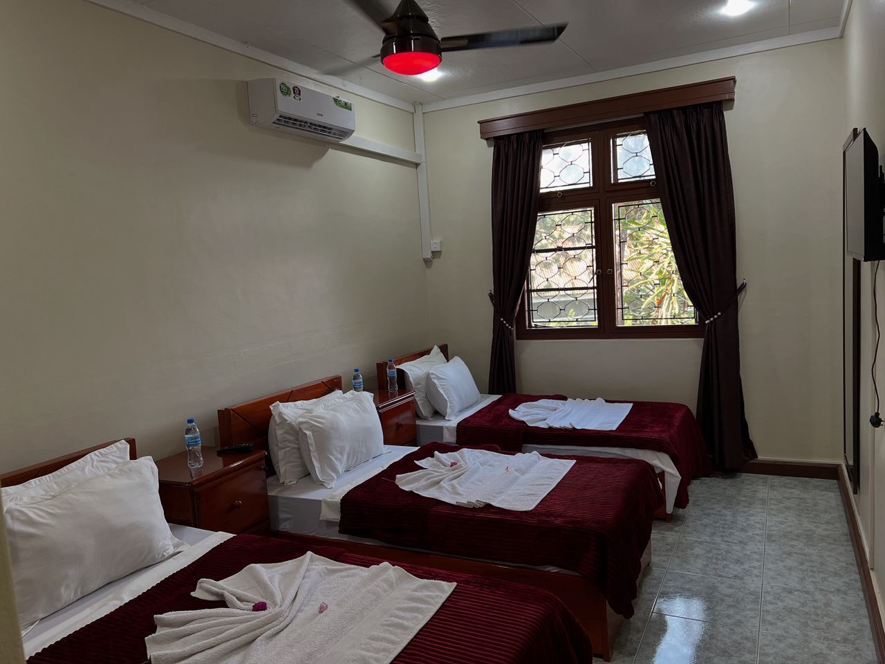 Comfort Triple Room, 3 Bedrooms, Mountain View | In-room safe, individually decorated, individually furnished, free WiFi