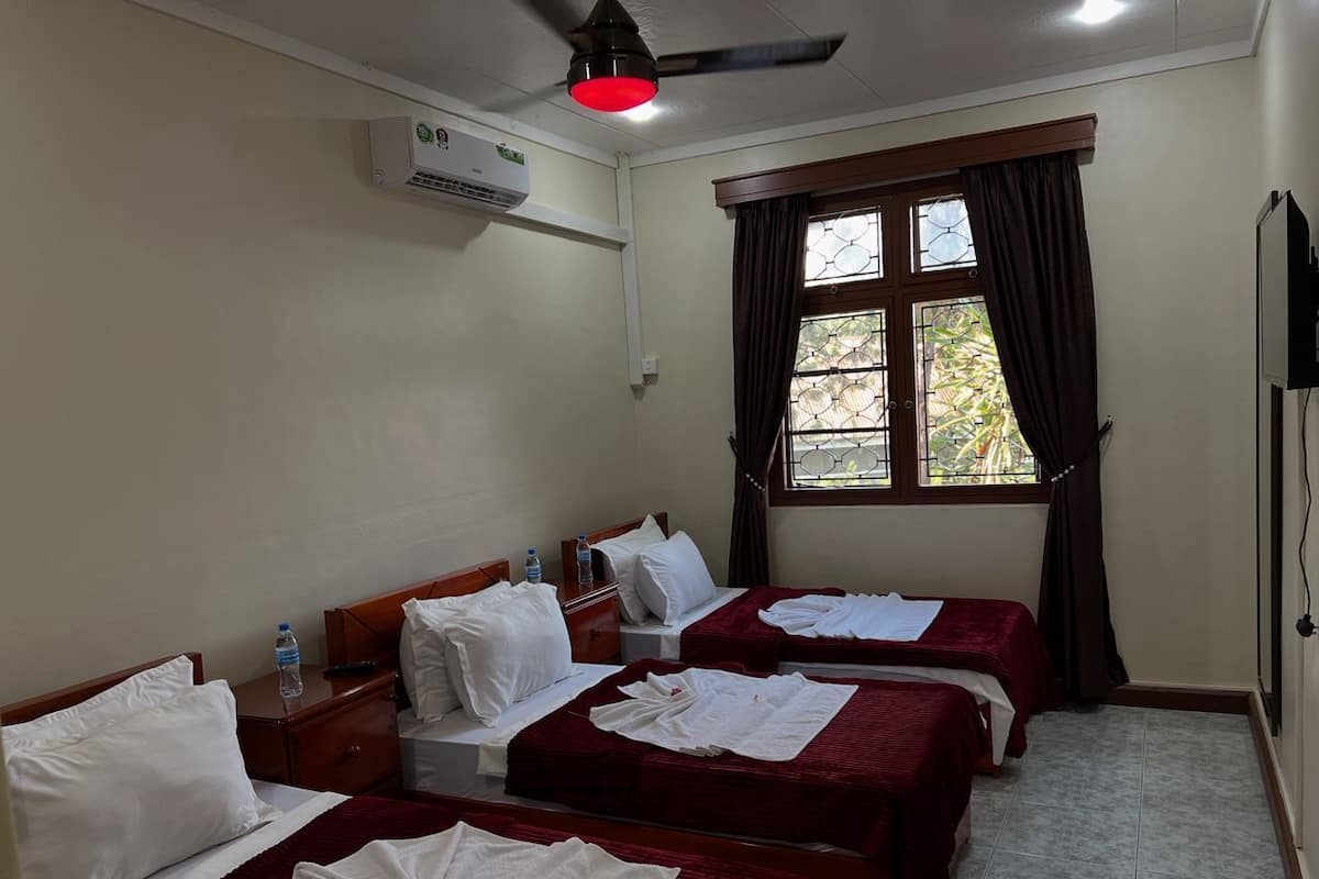 Comfort trippelrum | Värdeförvaringsskåp på rummet, individuell inredning och unika möbler