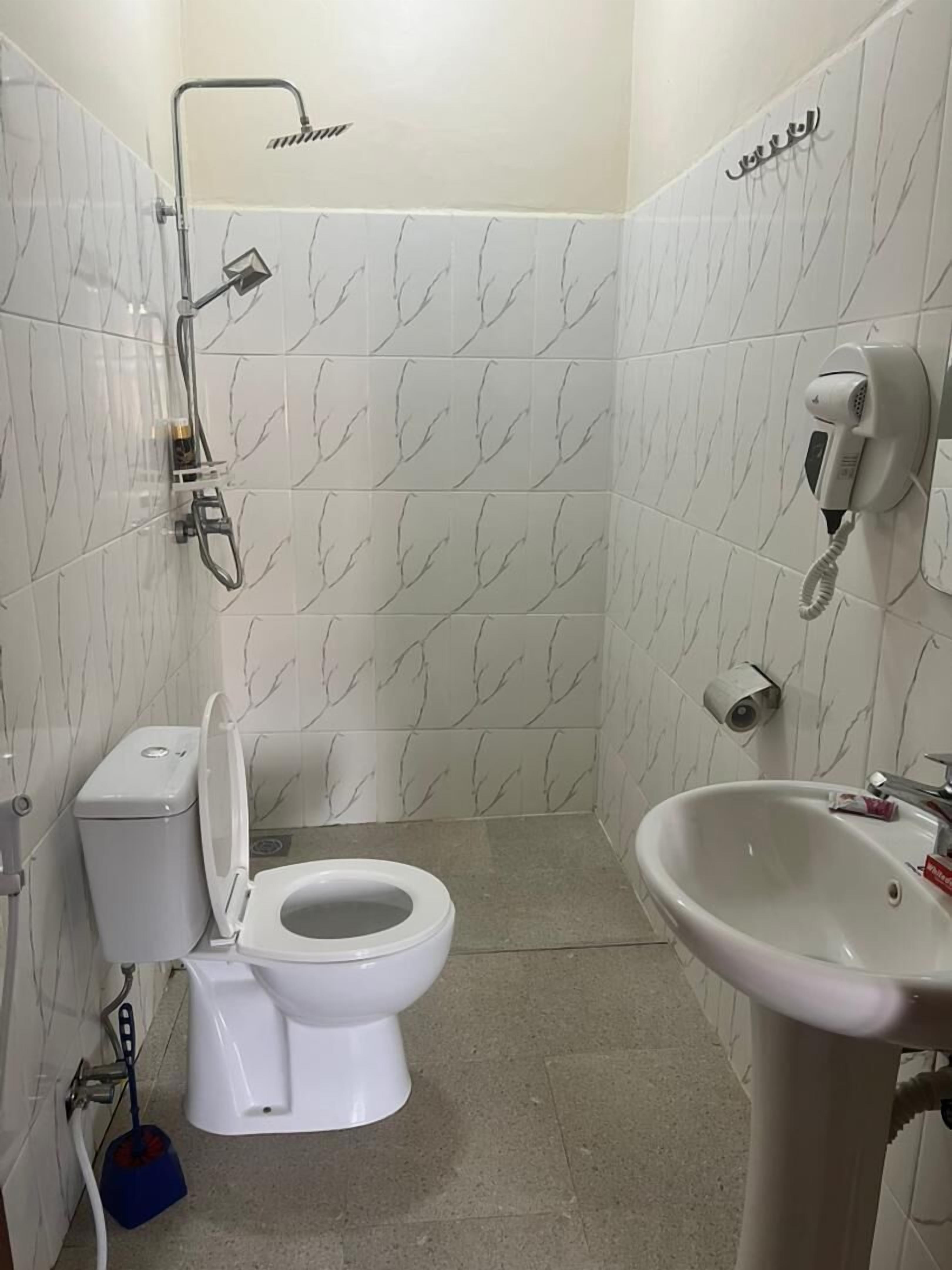 Un baño con inodoro, lavabo y bidé.