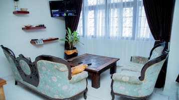 Comfort Double or Twin Room, Balcony, Mountain View | Ruang tamu | TV, monitor komputer, pencetak