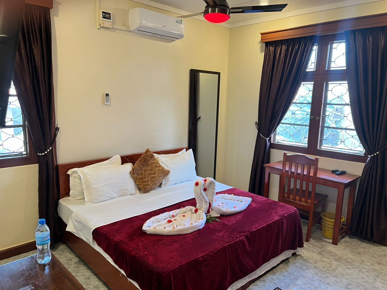 Familieværelse - 3 soveværelser - tilpasset personer med nedsat mobilitet - bjergudsigt | Senge med madrasser af memory foam, pengeskab på værelset