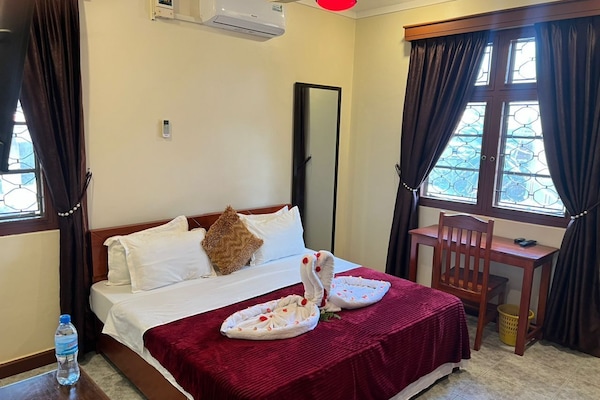 Familiekamer, 3 slaapkamers, toegankelijk voor rolstoelgebruikers, uitzicht op bergen | Bedden met traagschuimmatras, een kluis op de kamer