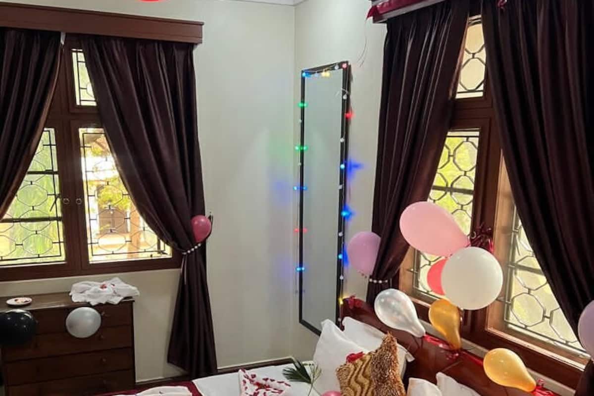 Memory foam-senger, safe på rommet og individuelt dekorert