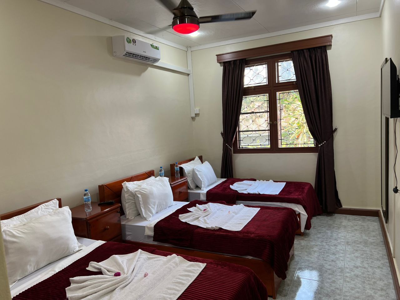 Betten mit Memory-Foam-Matratzen, Zimmersafe, individuell dekoriert