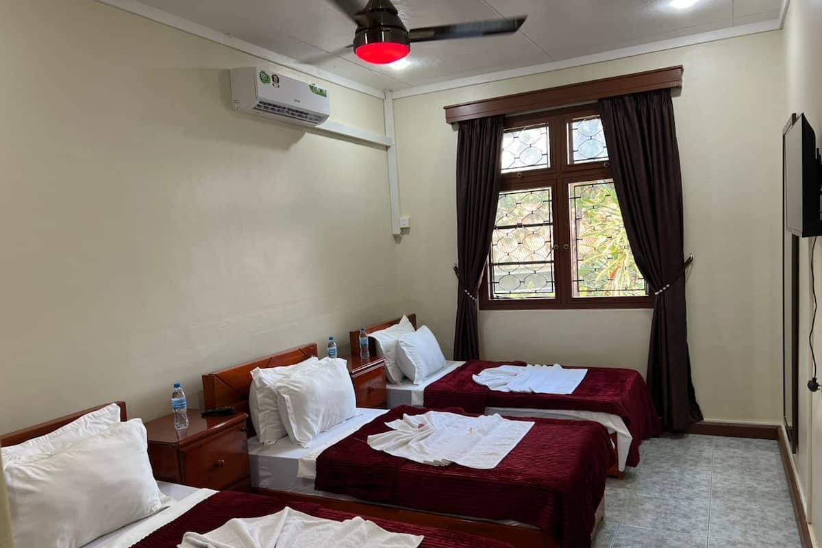 Betten mit Memory-Foam-Matratzen, Zimmersafe, individuell dekoriert