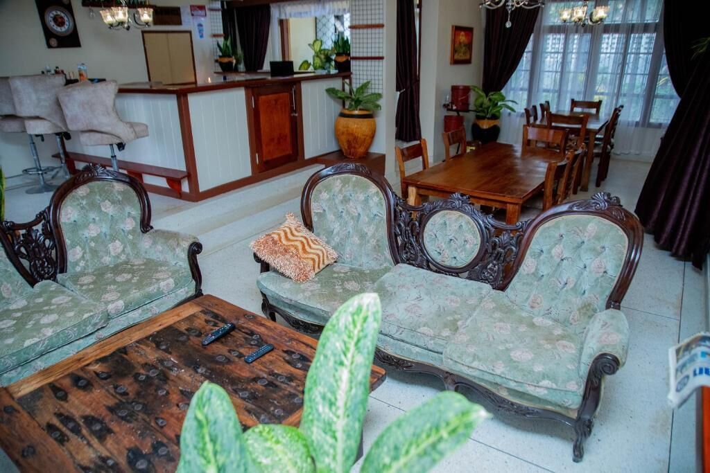 Economy Single Room, 1 Bedroom | Living area | Books, computer monitors, printers