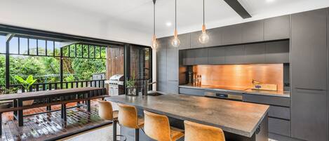 Kylskåp, mikrovågsugn, ugn och spishäll