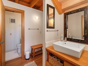 Shower, hair dryer, towels - Serene Waterview Cabin Near Friday Harbor (Friday Harbor)