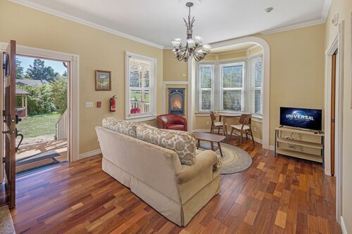 One-bedroom suite near downtown (Argyle Suites-HSA)