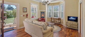 One-bedroom suite near downtown (Argyle Suites-HSA)