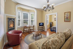 Smart TV, fireplace