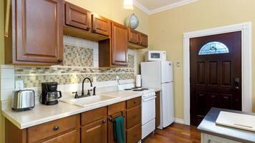 Réfrigérateur, micro-ondes, plaque de cuisson, cafetiÚre/bouilloire