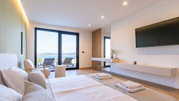 4 bedrooms, free cots/infant beds, bed sheets