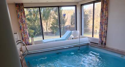 Casa de vacaciones 'Con piscina cubierta' con terraza privada, jardín privado y Wi-Fi