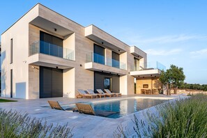 A modern two-story house with a swimming pool, outdoor seating, and a landscaped garden. - Villa Belvedere 2 Zadarvillas (Sveti Filip i Jakov)