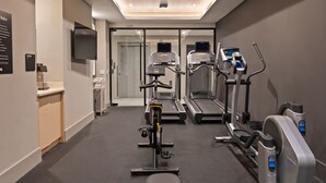 Ett gym med löpband, crosstrainers och en motionscykel.
