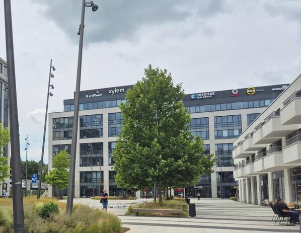 Ein modernes Gebäude mit Beschilderung für 'CREDITAS REAL ESTATE' und 'xylem'.