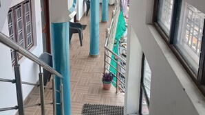 Un edificio de varios niveles con una escalera que baja a un piso inferior.