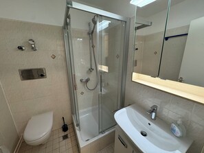 Sèche-cheveux, serviettes fournies, savon, papier toilette