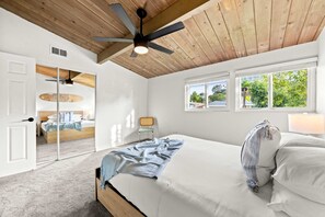 4 bedrooms, desk, iron/ironing board, WiFi